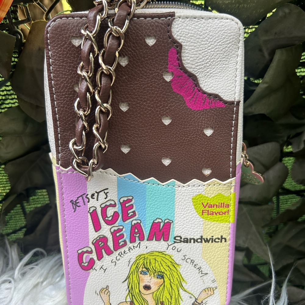 Betsey Johnson ice cream sandwich wristlet RARE collector